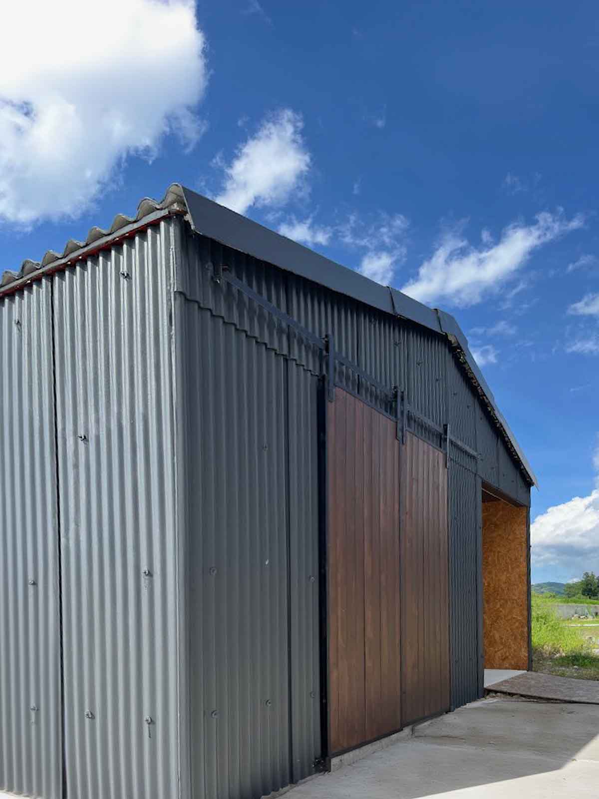 スレートを使用したモダンガレージの外観